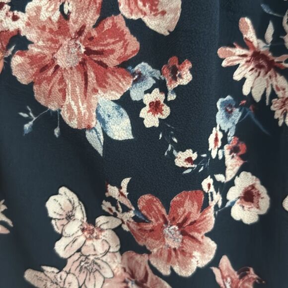 Cure- Navy floral off-the-shoulder blouse with cell sleeves- Size 1X - Picture 5 of 6